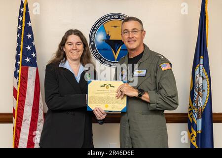 Pete Garvin, Right, Commander, Naval Education and Training Command (NETC), presenta la Sig.ra Carla McCarthy, viceufficiale per gli affari pubblici DI NETC Pensacola, con un certificato di Civilian Service Achievement Medal per la sua selezione come NETC’s 1st Qtr. Anno fiscale 2023 civile senior del trimestre durante una cerimonia di premiazione a Pensacola, Fla., 28 marzo 2022. La missione DI NETC è reclutare, addestrare e consegnare coloro che servono la nostra nazione, portandoli da strada a flotta forgiando civili in combattenti da guerra altamente qualificati, operativi e pronti a combattere. Foto Stock