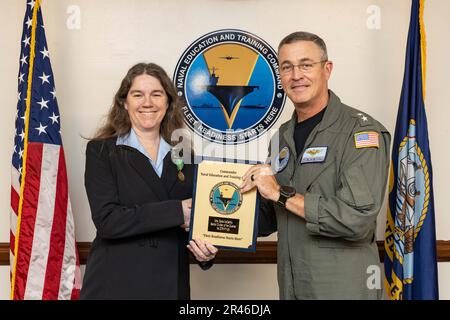 Pete Garvin, Right, Commander, Naval Education and Training Command (NETC), presenta la signora Carla McCarthy, vice funzionario per gli affari pubblici DI NETC Pensacola, con una targa per la sua selezione come NETC’s 1st Qtr. Anno fiscale 2023 civile senior del trimestre durante una cerimonia di premiazione a Pensacola, Fla., 28 marzo 2022. La missione DI NETC è reclutare, addestrare e consegnare coloro che servono la nostra nazione, portandoli da strada a flotta forgiando civili in combattenti da guerra altamente qualificati, operativi e pronti a combattere. Foto Stock