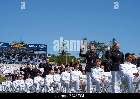 Annapolis, Stati Uniti. 26th maggio, 2023. I Midshipmen prestano giuramento durante la cerimonia di laurea e commissioning dell'Accademia Navale negli Stati Uniti Accademia Navale di Annapolis, Maryland Venerdì, 26 maggio 2023. Foto di Bonnie Cash/UPI Credit: UPI/Alamy Live News Foto Stock