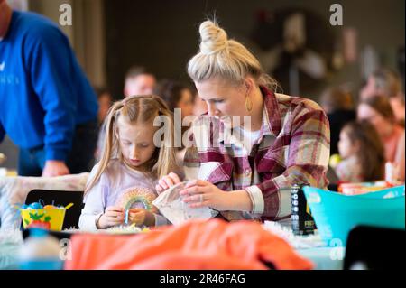 I membri di Airmen e Family Readiness alla 121st Air Refueling Wing organizzano una colazione con il coniglietto, il 4 aprile 2023 alla Rickenbacker Air National Guard base, Columbus, Ohio. La colazione era servita per le famiglie degli anni '121st, insieme a una caccia alle uova, una passeggiata sulla torta, una decorazione dei biscotti e una pittura per il viso per i bambini. Foto Stock