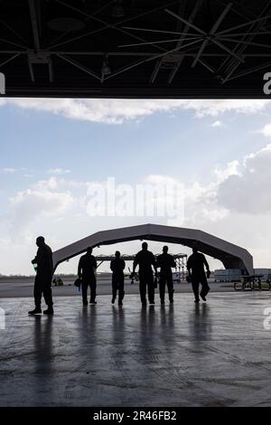 I membri del 147th Aircraft Maintenance Squadron assemblano un MQ-9 Reaper pilotato a distanza a Ellington Field JRB, Houston, Texas, 7 gennaio 2023. L'Ala ha recentemente ricevuto l'aereo e i manutentori lo stanno assemblando per garantire la preparazione della missione. Foto Stock