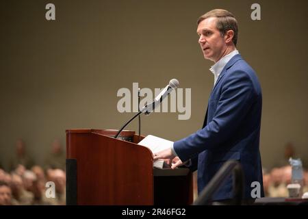 Kentucky Gov. Andy Beshear si rivolge a più di 900 soldati e Airmen della Guardia Nazionale del Kentucky durante la Giornata dello sviluppo della leadership, tenutasi presso il Kentucky Exposition Center di Louisville, Ky., 5 febbraio 2023. L'evento, per ufficiali e militari senior arruolato, ha anche caratterizzato presentazioni da parte degli Stati Uniti Marc Sasseville, vice capo del National Guard Bureau, USA Gen. Troy Galloway, vice comandante generale della Guardia nazionale dell'esercito; Stati Uniti Mark Landes, comandante del primo esercito orientale; Stati Uniti Generale dell'esercito Haldane Lamberton, generale aggiunto del Commonwea Foto Stock