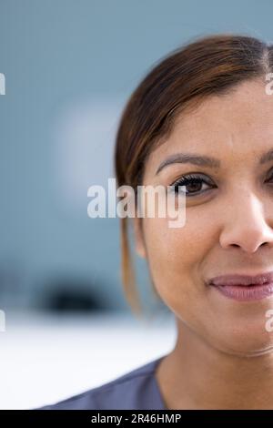 Ritratto inalterato di mezzo volto di felice medico asiatico sorridente in ospedale, copia spazio Foto Stock