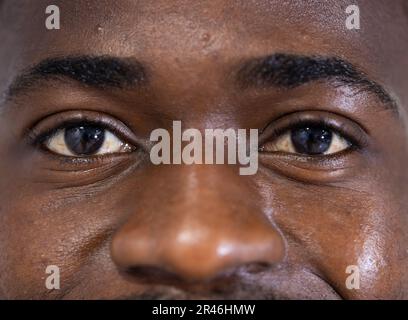 Ritratto inalterato degli occhi di felice medico afro-americano maschio sorridente Foto Stock