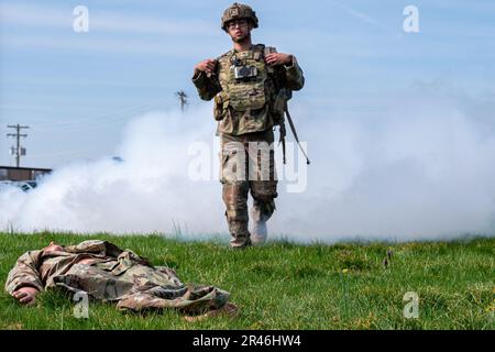 STATI UNITI Personale dell'esercito Sgt. Timothy Chafins, una medica di combattimento con la società del quartier generale, Walter Reed Army Institute of Research, inizia una dimostrazione di assistenza salvavita come parte degli Stati Uniti Evento del Capability Days del comando per la Ricerca e lo sviluppo medico dell'esercito, Fort Detrick, Md., 5 aprile 2023. I membri dell'assistenza del Dipartimento della Difesa si sono Uniti a team di tutti gli Stati Uniti L'impresa di sviluppo medico dell'esercito qui per l'evento per imparare circa il continuum dell'assistenza di incidente di combattimento, dal momento della ferita attraverso l'evacuazione medica aerea. L'evento USAMRDC Capability Days è il culmine dei mesi Foto Stock