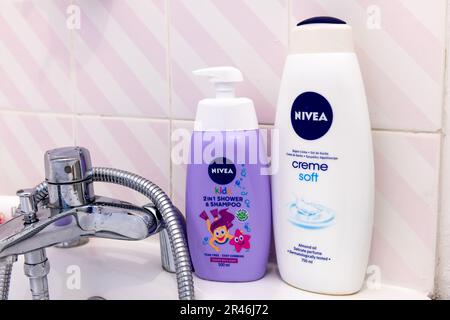 Londra. UK- 05.21.2023. Una bottiglia di gel doccia Nivea Creme Soft e doccia e shampoo Nivea Kids in una vasca da bagno. Foto Stock