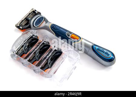 Londra. UK- 05.21.2023. Un rasoio Gillette e lame di ricambio isolate in bianco. Foto Stock