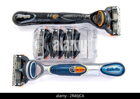 Londra. UK- 05.21.2023.due rasoi Gillette e lame di ricambio isolati in bianco. Foto Stock