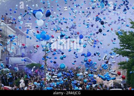 Le persone rilasciano palloncini durante una veglia per le vittime di una collisione stradale su Snowden Road a Ely, Cardiff, lunedì. Kyrees Sullivan, 16 anni, e il suo migliore amico Harvey Evans, 15 anni, sono morti in un incidente stradale pochi minuti dopo essere stati coinvolti in un inseguimento con la polizia, mentre guidano una bici elettrica. Data immagine: Venerdì 26 maggio 2023. Foto Stock