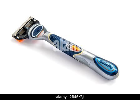 Londra. UK- 05.21.2023. Un rasoio Gillette isolato in bianco. Foto Stock