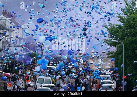 Le persone rilasciano palloncini durante una veglia per le vittime di una collisione stradale su Snowden Road a Ely, Cardiff, lunedì. Kyrees Sullivan, 16 anni, e il suo migliore amico Harvey Evans, 15 anni, sono morti in un incidente stradale pochi minuti dopo essere stati coinvolti in un inseguimento con la polizia, mentre guidano una bici elettrica. Data immagine: Venerdì 26 maggio 2023. Foto Stock