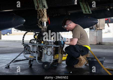 Un manutentore dell'unità di manutenzione dell'aeromobile 336th conduce procedure di recupero su un'aquila da sciopero F-15E presso la base aerea di Kadena, Giappone, 8 aprile 2023. Mentre si è schierato nella Keystone del Pacifico, lo Sciopero Eagle lavorerà in collaborazione con i F-35A Lightning II dispiegati dalla base aerea di Eielson e con i rimanenti F-15C/D Eagles alla base aerea di Kadena per garantire la continuità delle capacità di combattimento a stato stazionario nella regione. Foto Stock