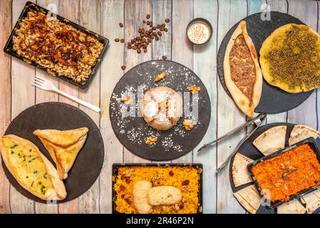 Piatto mediorientale con pizza turca, pane piatto e hummus Foto Stock