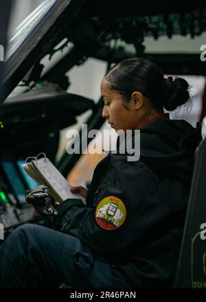 230406-N-AV223-1003 OCEANO PACIFICO (6 aprile 2023) Aviazione Ordnanceman 3rd Classe Nataly Lopez, nativo di Lancaster, California, preforma sistemi di controllo su un MH-60s Sea Hawk, assegnato ai “Cavalieri neri” di Helicopter Sea Combat Squadron (HSC) 4, nella baia hangar del portaerei di classe Nimitz Carl Vinson, USN 70 (CVN) durante una perforazione generale di quarti. Group Sail dimostra la capacità di Carl Vinson Carrier Strike Group di aggregare rapidamente le unità del gruppo sciopero e offre l'opportunità di condurre corsi di formazione per migliorare i livelli di eccellenza, aumentare la letalità e le competenze tattiche Foto Stock