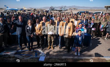 La NFL Hall of Famers posa per una foto di gruppo durante la Community Relations Day della Luke Air Force base, 9 febbraio 2023, a Luke AFB, Arizona. Luke AFB ha riunito la NFL Hall of Famers, negli Stati Uniti Personale della Marina militare e membri della comunità Luke AFB per una celebrazione pre-Super Bowl. Foto Stock