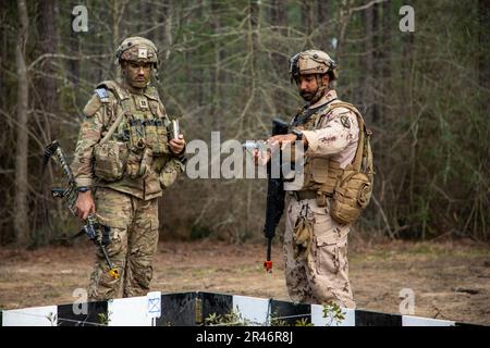 Due comandanti della compagnia, uno della Brigade Combat Team 2nd, 10th Mountain Division, e uno del Battaglione 11th Mountain degli Emirati Arabi Uniti, coordinano un piano operativo utilizzando un tavolo di sabbia partecipando al Joint Readiness Training Center Rotation 23-04, 23 febbraio 2023. I soldati degli Emirati Arabi Uniti del Battaglione della montagna del 11th partecipano alla rotazione di addestramento insieme agli Stati Uniti Soldati dell'esercito dalla squadra di combattimento della Brigata 2nd, 10th Divisione di montagna, e la Brigata di Assistenza della forza di sicurezza 3rd. I soldati degli Emirati Arabi Uniti si alleneranno insieme agli Stati Uniti La brigata dell'esercito in tutto questo JRTC ro Foto Stock