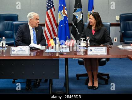 Kristyn Jones, assistente segretario dell'aeronautica per la gestione finanziaria e il comptroller, che svolge le funzioni del sottosegretario dell'aeronautica, parla con il ministro rumeno della difesa Angel Tîlvăr durante un incontro al Pentagono, Arlington, Virginia, 31 marzo 2023. Jones e Tîlvăr hanno discusso l'impegno degli Stati Uniti per il trasferimento di aerei da combattimento F-16 dalla Norvegia e l'importanza della partnership strategica USA-Romania. Foto Stock