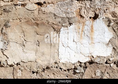 Struttura bicolore di muro di casa abbandonata in villaggio. Foto Stock