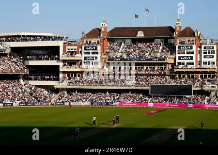 Bowling George Linde di Kent Spitfire a Jamie Smith di Surrey durante la partita Vitality Blast T20 al Kia Oval, Londra Data della foto: Venerdì 26 maggio 2022. Foto Stock