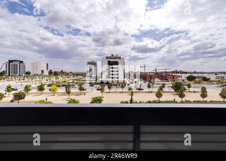 Piccola terrazza che si affaccia su un viale, un parco e gli edifici in costruzione in una giornata nuvolosa Foto Stock