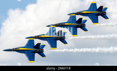 I caccia militari aerei che sorvolano attraverso un cielo blu. Foto Stock