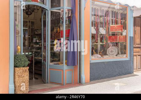 Manacor, Spagna; maggio 06 2023: Facciata di una panetteria tradizionale che vende ensaimada. Manacor, isola di Maiorca, Spagna Foto Stock