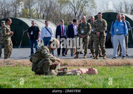 Personale Timothy Chafins, una medica di combattimento con la sede centrale della società, Walter Reed Army Institute of Research, tratta un incidente nozionale durante una dimostrazione di assistenza salvavita come parte degli Stati Uniti Evento del Capability Days del comando per la Ricerca e lo sviluppo medico dell'esercito, Fort Detrick, Md., 5 aprile 2023. I membri dell'assistenza del Dipartimento della Difesa si sono Uniti a team di tutti gli Stati Uniti L'impresa di sviluppo medico dell'esercito qui per l'evento per imparare circa il continuum dell'assistenza di incidente di combattimento, dal momento della ferita attraverso l'evacuazione medica aerea. L'evento USAMRDC Capability Days è il culmin Foto Stock