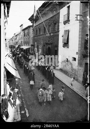 Una processó en un carrer de Jaca Foto Stock