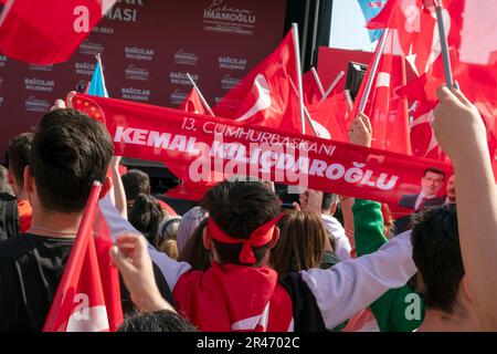 Boccilar, Istanbul, Turchia. 26th maggio, 2023. Un uomo, in vista delle elezioni presidenziali in Turchia, al rally campagna di Ekrem Imamoglu, sindaco metropolitano di Istanbul e candidato vicepresidente dell'Alleanza Nazionale, ''13. Il presidente Kemal Kilicdaroglu'' sta tenendo una trama che dice. Turchia le elezioni presidenziali di runoff si terranno il 28 maggio tra Recep Tayyip Erdogan e KemalÂ Kilicdaroglu. (Credit Image: © Tolga Uluturk/ZUMA Press Wire) SOLO PER USO EDITORIALE! Non per USO commerciale! Credit: ZUMA Press, Inc./Alamy Live News Foto Stock