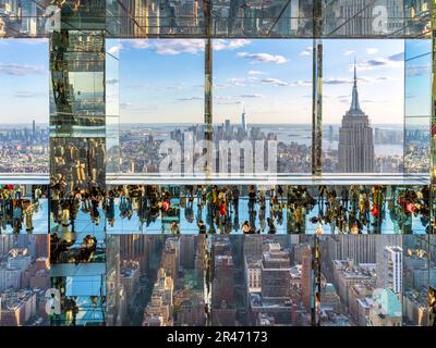 Summit, One Vanderbilt, piattaforma Skyscraper di osservazione speculare interno attrazione architettonica per vedere lo skyline di Manhattans da diversi Foto Stock