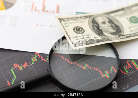 Statistica dei grafici di business analytics del foglio di calcolo di Excel stat con grafico e numero di dati della tabella nel database dei grafici. Mani del contabile che puntano lo stat di excel Foto Stock