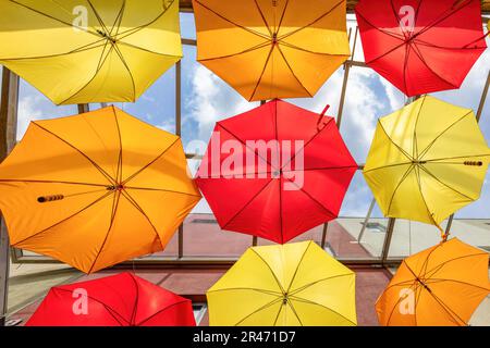 Ombrelloni colorati appesi al mercato di Camden Town Foto Stock