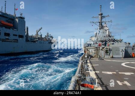 230126-N-NH267-1480 OCEANO PACIFICO (26 gennaio 2023) il cacciatorpediniere missilistico guidato di classe Arleigh Burke USS Paul Hamilton (DDG 60) conduce un rifornimento di combustibile in corso con la nave da carico secca di classe Lewis e Clark USNS Charles Drew (T-AKE 10). Paul Hamilton, parte del Nimitz Carrier Strike Group, sta conducendo operazioni di routine. Foto Stock