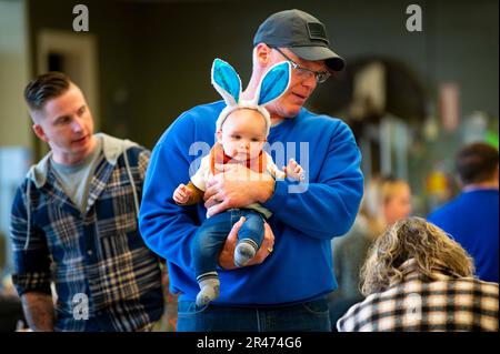 I membri di Airmen e Family Readiness alla 121st Air Refueling Wing organizzano una colazione con il coniglietto, il 4 aprile 2023 alla Rickenbacker Air National Guard base, Columbus, Ohio. La colazione era servita per le famiglie degli anni '121st, insieme a una caccia alle uova, una passeggiata sulla torta, una decorazione dei biscotti e una pittura per il viso per i bambini. Foto Stock