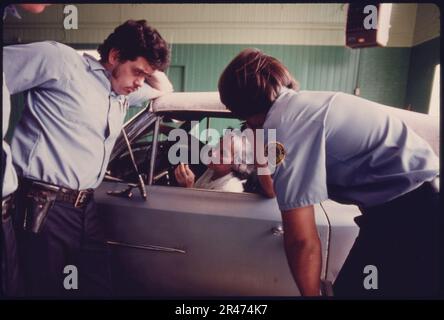 L'automobilista infelice impara che la sua automobile ha fallito il test ad una stazione di ispezione di emissione automatica a Norwood, Ohio...08-1975 (4266529346) Foto Stock