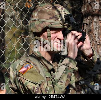 Un soldato assegnato alla Divisione Fanteria 3rd impara a utilizzare un dispositivo PVS-14 Monocular Night Vision per guadagnare il suo esperto Fanteria o Soldier Badge su Fort Stewart, Georgia, 20 gennaio 2023. I badge di abilità degli ESPERTI dell'esercito AMERICANO riconoscono i soldati che hanno dimostrato, tramite test, di soddisfare o superare i più alti standard di conoscenza e prestazioni in abilità mirate. L'Esercito riconosce tre badge di abilità: Il badge di fanteria specializzata (BEI), il badge di medicina specializzata sul campo (EFMB) e il badge di soldato esperto (ESB). I soldati devono soddisfare gli standard rigorosi stabiliti dai fautori del badge per essere Foto Stock