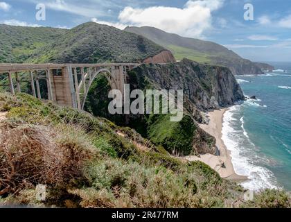 Una vista panoramica del Bixby Creek Bridge, California, in una giornata di sole in estate Foto Stock