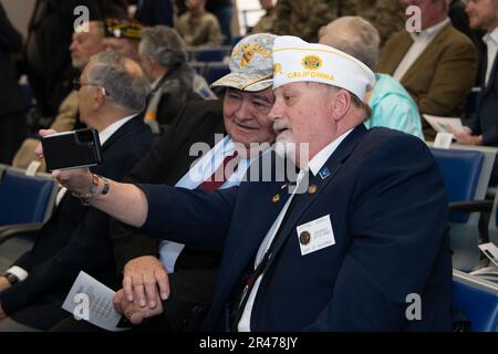 Stati Uniti ritirati Navy CWO Mike o’Conner e U.S. Jeffrey Jewell, veterano dell'aeronautica militare, partecipa a un selfie durante la cerimonia di ridenominazione del terminal passeggeri e di dedicazione del monumento della linea di volo alla base dell'aeronautica militare Travis, California, 31 marzo 2023. L'evento ha fatto parte del 50th° anniversario della commemorazione dell'operazione Homecoming per onorare e celebrare i prigionieri di guerra americani di ritorno dal Vietnam nel 1973. Foto Stock