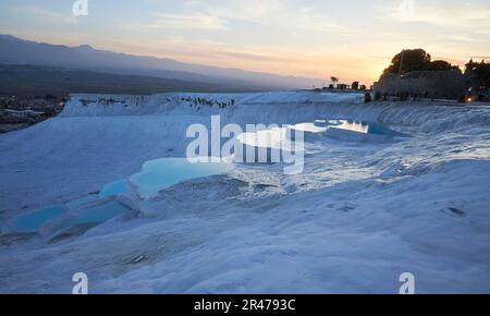 Una pittoresca scena di formazioni di terrazze di travertino a Pamukkale al tramonto. Provincia di Denizli, Turchia. Foto Stock