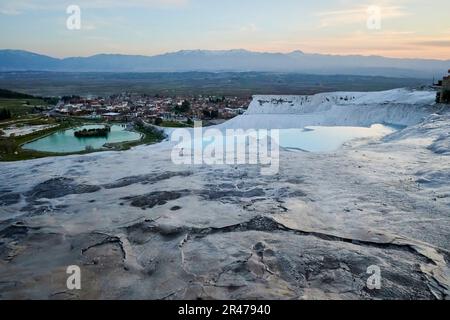 Una pittoresca scena di formazioni di terrazze di travertino a Pamukkale al tramonto. Provincia di Denizli, Turchia. Foto Stock