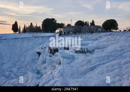 Uno splendido paesaggio delle terrazze di Pamukkale al tramonto. Foto Stock