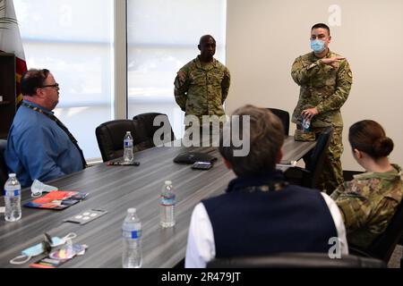 Il Sen. David min, che rappresenta il 37th° distretto statale del senato della California, si incontra con il Lt. Della Guardia di Stato della California, il col. Gilbert Sanchez, direttore della Sunburst Youth Challenge Academy, in piedi a destra, e il Maestro Sgt. Timothy Edwards, sergente del plotone, in piedi a sinistra, il 20 gennaio 2023, Durante il tour della base di addestramento delle forze armate, Los Alamitos, California. Durante la visita, min e il suo staff hanno appreso della Guardia Nazionale della California, dell'installazione, dei suoi inquilini e delle sue missioni, e hanno attraversato il dormitorio Sunburst e la scuola, mentre hanno appreso del programma di recupero crediti della scuola superiore. Foto Stock