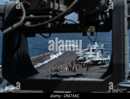 230118-N-MH015-2014 SOUTH CHINA SEA (18 gennaio 2023) i marinai effettuano operazioni di volo a bordo della portaerei USS Nimitz (CVN 68). Nimitz è presente negli Stati Uniti nel 7th Fleet e svolge operazioni di routine. 7th Fleet è la flotta statunitense La flotta numerata più grande della Marina e interagisce e opera regolarmente con alleati e partner per preservare una regione indomorosa e libera. Foto Stock