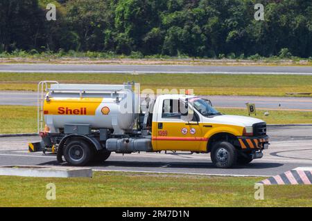 Il mini-autocarro a benzina Shell trasporta AVGAS 100LL per fornire piccoli aeromobili all'aeroporto di Santarem (SBSN) Foto Stock