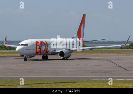 Aereo GOL Airlines, tassando sulla linea di taxi dall'aeroporto di Santarem (SBSN). Un Boeing 737-800, registrazione PR-GGE. Foto Stock