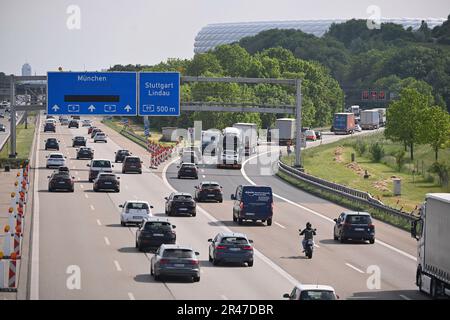 Dirnismaning, Germania. 26th maggio, 2023. Autobahn A9 il 26 maggio 2023 prima di Pentecoste. Traffico fluente? Credit: dpa/Alamy Live News Foto Stock