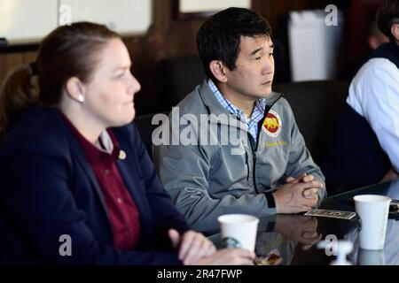 Il Sen. David min, che rappresenta il 37th° distretto statale del senato della California, si riunisce con il personale militare, il 20 gennaio 2023, durante una tournée nella Joint Forces Training base, Los Alamitos, California. Durante la visita, min e il suo staff hanno appreso informazioni sulla Guardia Nazionale della California, l'installazione, i suoi inquilini e le sue missioni, e hanno attraversato il dormitorio e la scuola della Sunburst Youth Challenge Academy mentre imparavano a conoscere il programma di recupero crediti delle scuole superiori. Min e il suo team hanno visitato anche un USA Progetto di resilienza energetica dell'esercito in fase di costruzione sulla base. Foto Stock