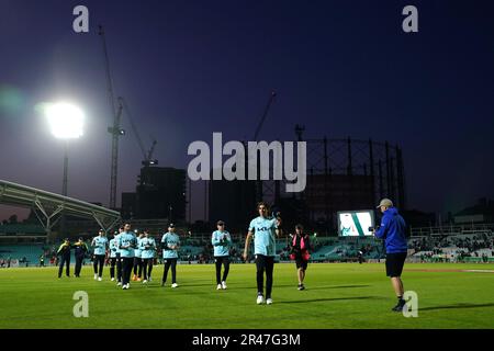 Sean Abbott di Surrey è applaudito fuori dal campo dai suoi compagni di squadra dopo la loro vittoria durante la partita Vitality Blast T20 al Kia Oval, Londra Foto data: Venerdì 26 maggio 2022. Foto Stock