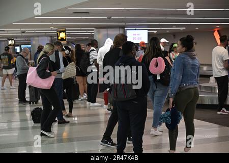 Hollywood, Stati Uniti. 26th maggio, 2023. Folle di persone sono viste arrivando dal loro volo, testa del fine settimana del Memorial Day a Fort Lauderdale - Hollywood International Airport il 26 maggio 2023 USA Hollywood, FL (Foto di Michele Eve Sandberg/Sipa USA) Credit: Sipa USA/Alamy Live News Foto Stock