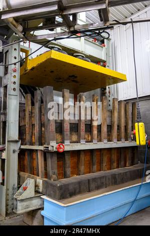 Pressa per la produzione di sidro Asturiano naturale tradizionale fatto da mele fermentate in botti di legno per diversi mesi dovrebbe essere versato da grande hei Foto Stock